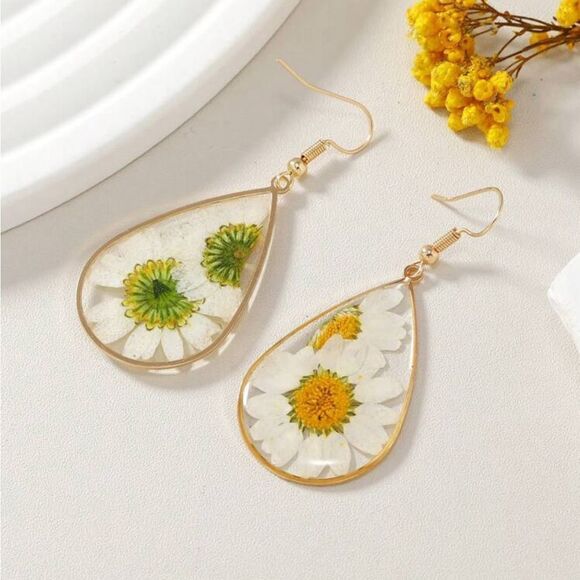 Bohemian Real Dry Drop-Shaped White Flower Earrings - Picture 3 of 12